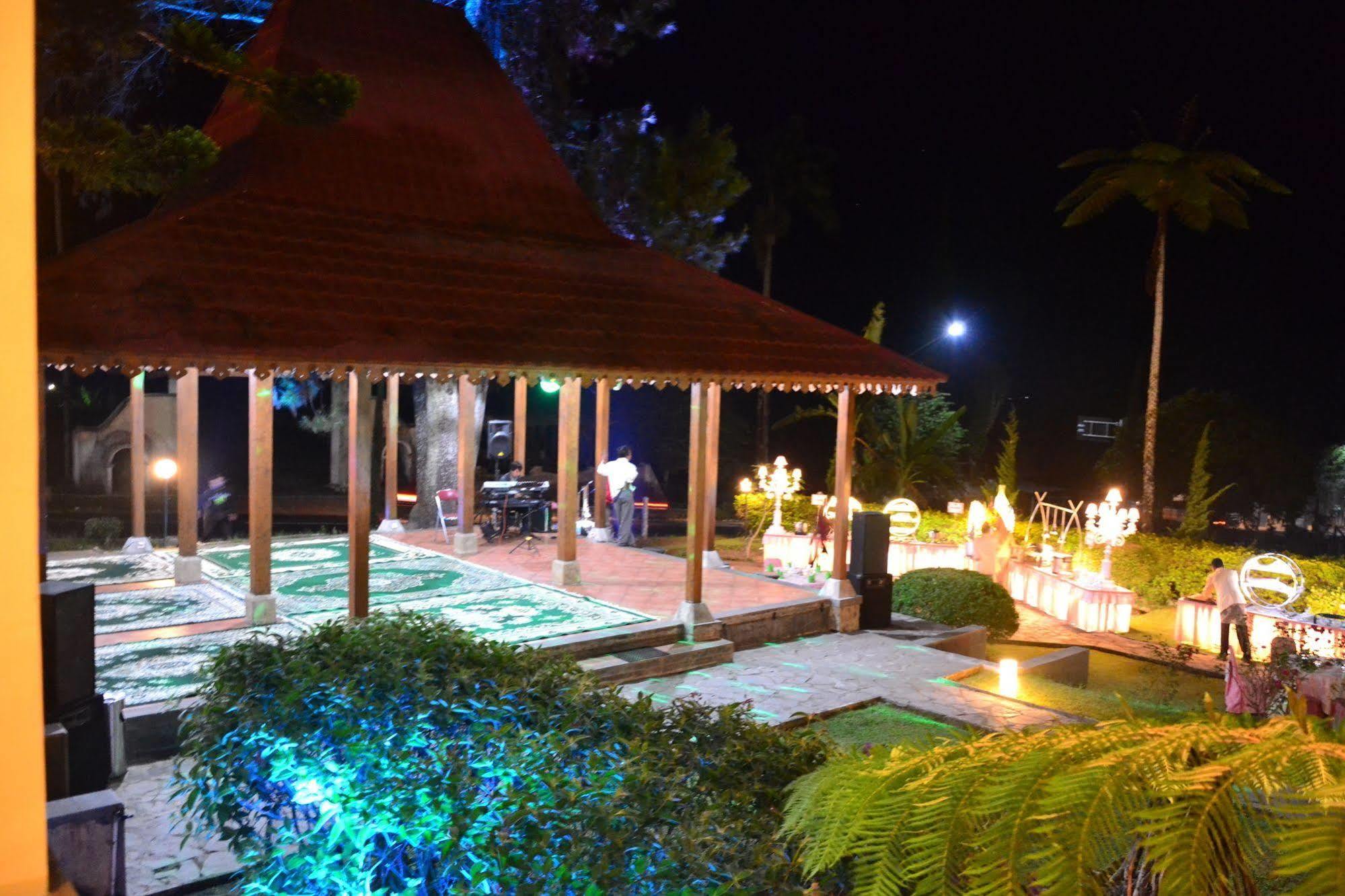 Hotel Indah Palace Tawangmangu Dış mekan fotoğraf